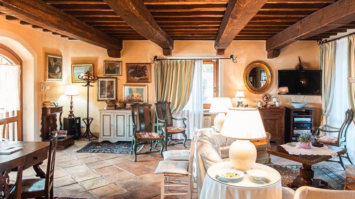 Casale Moraiolo - 
2 piani pi mansarda
4 camere da letto con servizi
Ampia cucina e soggiorno
Portico e veranda
Giardino
Piscina 7 x 14 mt.
Barbeque
Forno a legna