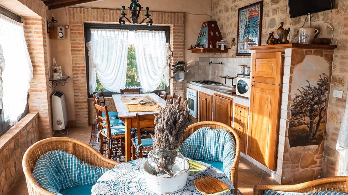 Casale Moraiolo - 
2 piani pi mansarda
4 camere da letto con servizi
Ampia cucina e soggiorno
Portico e veranda
Giardino
Piscina 7 x 14 mt.
Barbeque
Forno a legna
