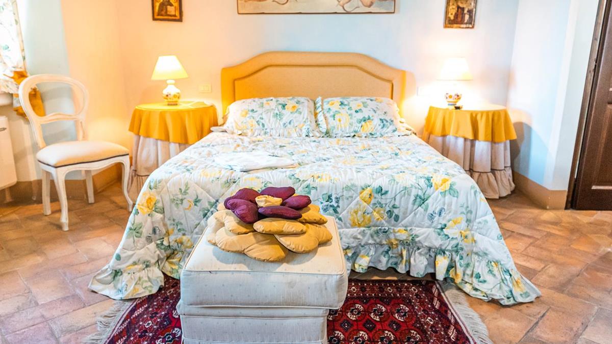 Casale Moraiolo - 
2 piani pi mansarda
4 camere da letto con servizi
Ampia cucina e soggiorno
Portico e veranda
Giardino
Piscina 7 x 14 mt.
Barbeque
Forno a legna