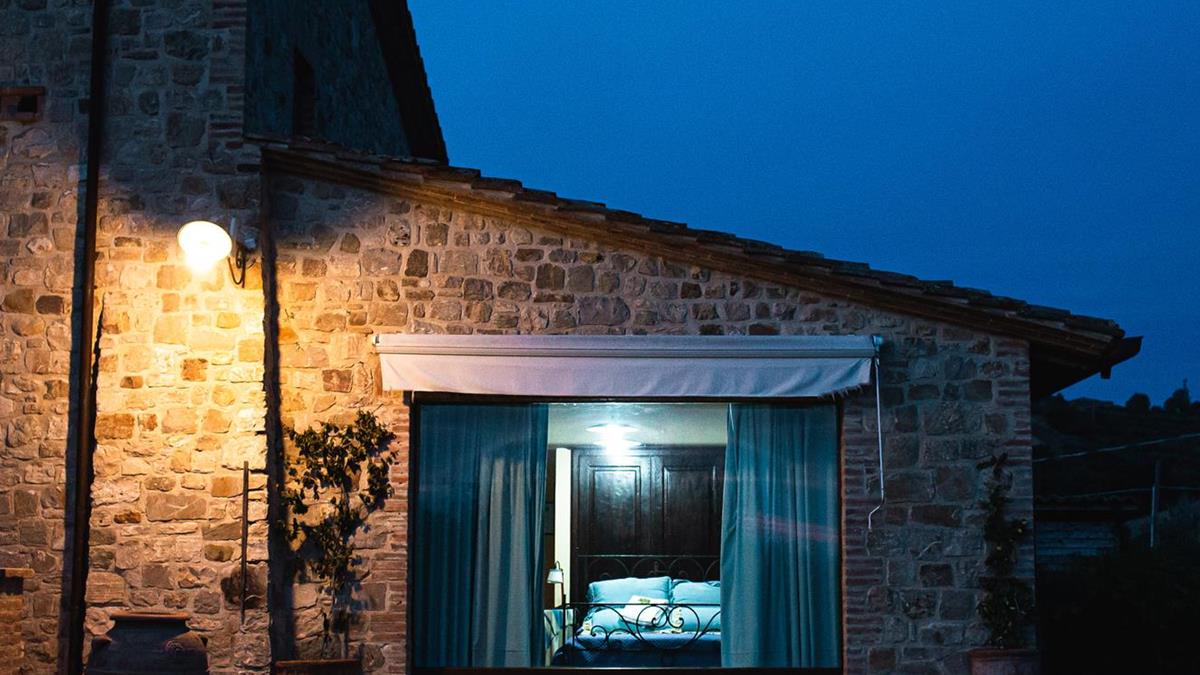 Casale Moraiolo - 
2 piani pi mansarda
4 camere da letto con servizi
Ampia cucina e soggiorno
Portico e veranda
Giardino
Piscina 7 x 14 mt.
Barbeque
Forno a legna
