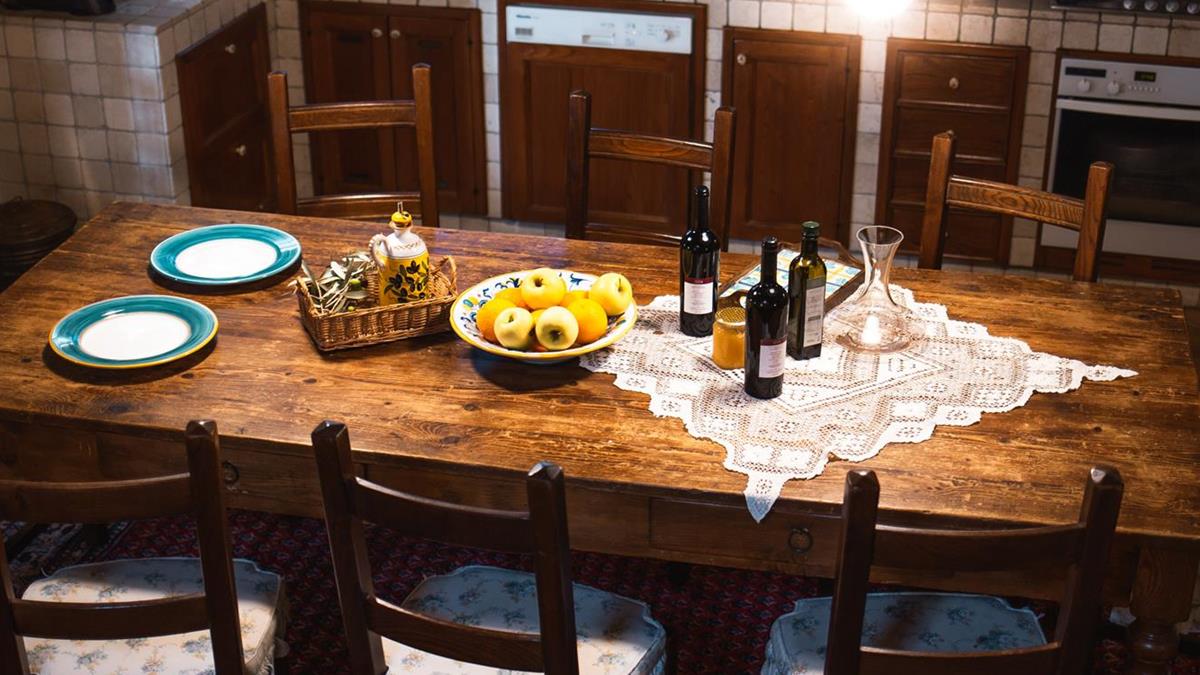 Casale Moraiolo - 
2 piani pi mansarda
4 camere da letto con servizi
Ampia cucina e soggiorno
Portico e veranda
Giardino
Piscina 7 x 14 mt.
Barbeque
Forno a legna