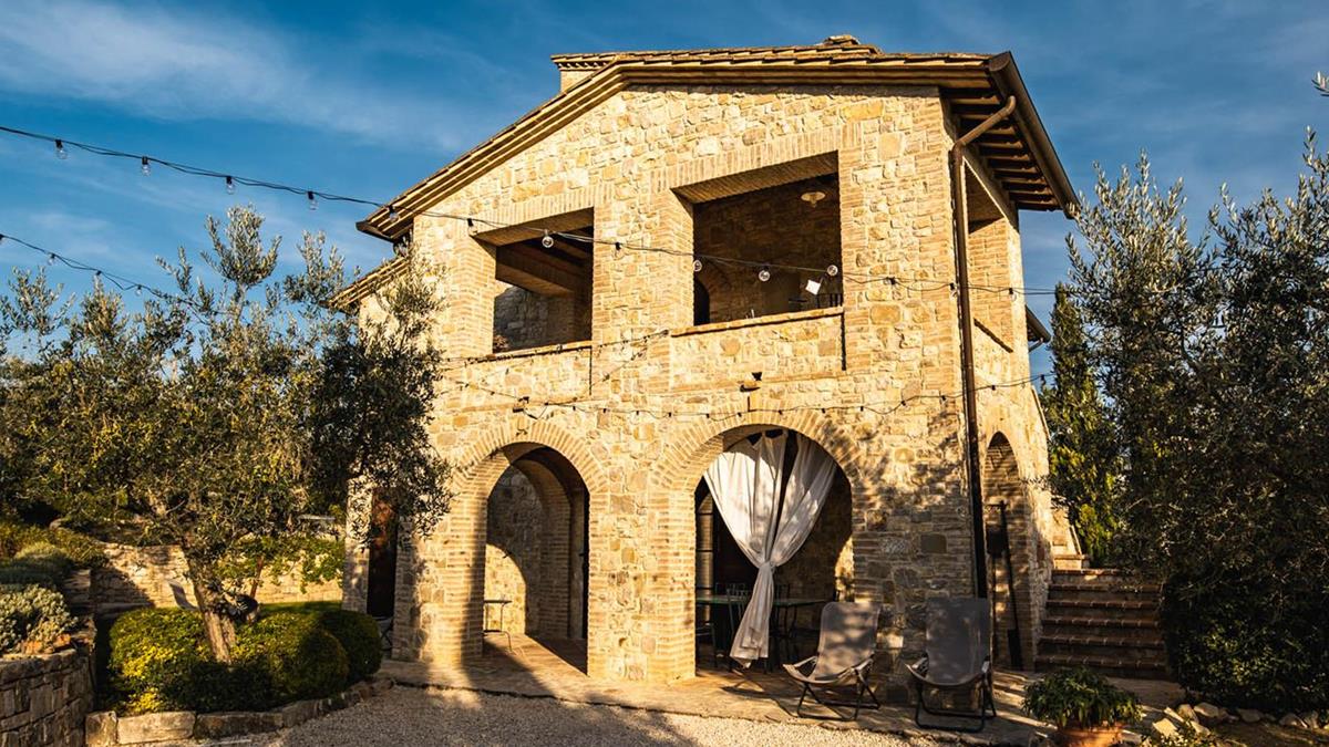 Casale Roseto - 
2 piani pi torretta
4 camere da letto con servizi
Suite indipendente
Giardino
Piscina 6 x 12 mt.
Barbeque - Forno a legna