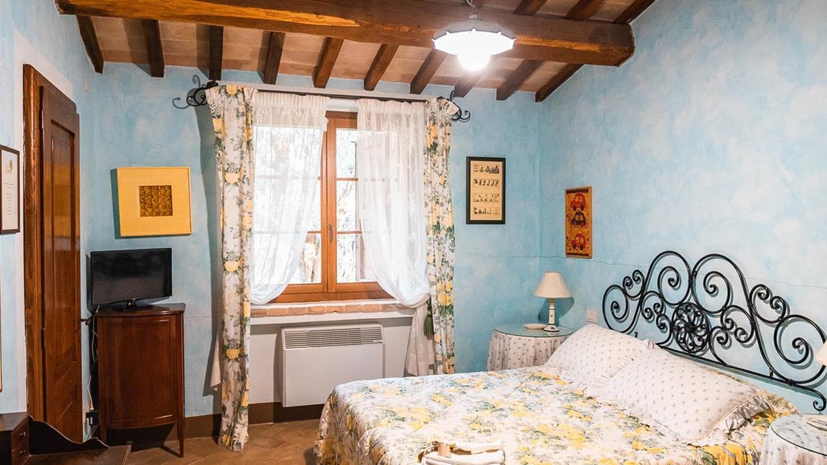 Casale Roseto - 
2 piani pi torretta
4 camere da letto con servizi
Suite indipendente
Giardino
Piscina 6 x 12 mt.
Barbeque - Forno a legna