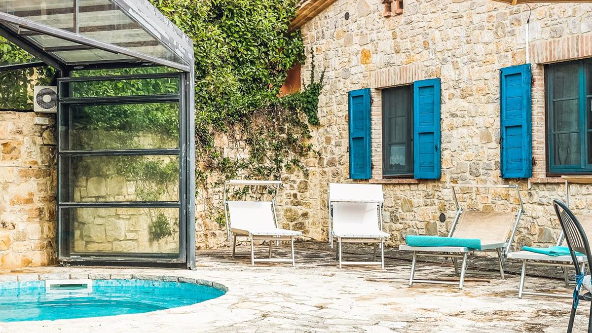 Casale Nocino - 
Piccolo casale di un piano
2 camere da letto con servizi
Cucina e soggiorno
Giardino
Portico
Piscina circolare con idromassaggio  3 mt. coperta in inverno
Barbeque
Forno a legna