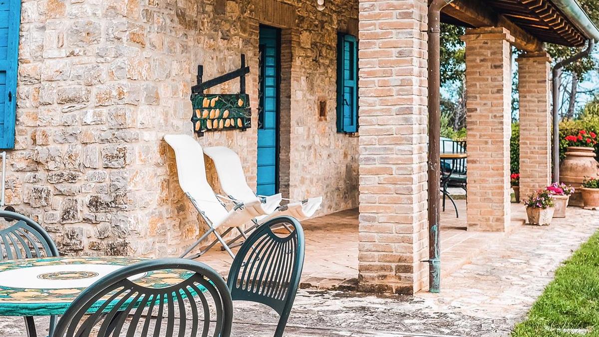 Casale Nocino - 
Piccolo casale di un piano
2 camere da letto con servizi
Cucina e soggiorno
Giardino
Portico
Piscina circolare con idromassaggio  3 mt. coperta in inverno
Barbeque
Forno a legna