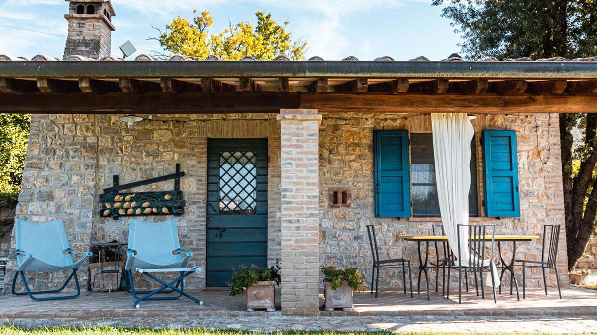 Casale Nocino - 
Piccolo casale di un piano
2 camere da letto con servizi
Cucina e soggiorno
Giardino
Portico
Piscina circolare con idromassaggio  3 mt. coperta in inverno
Barbeque
Forno a legna