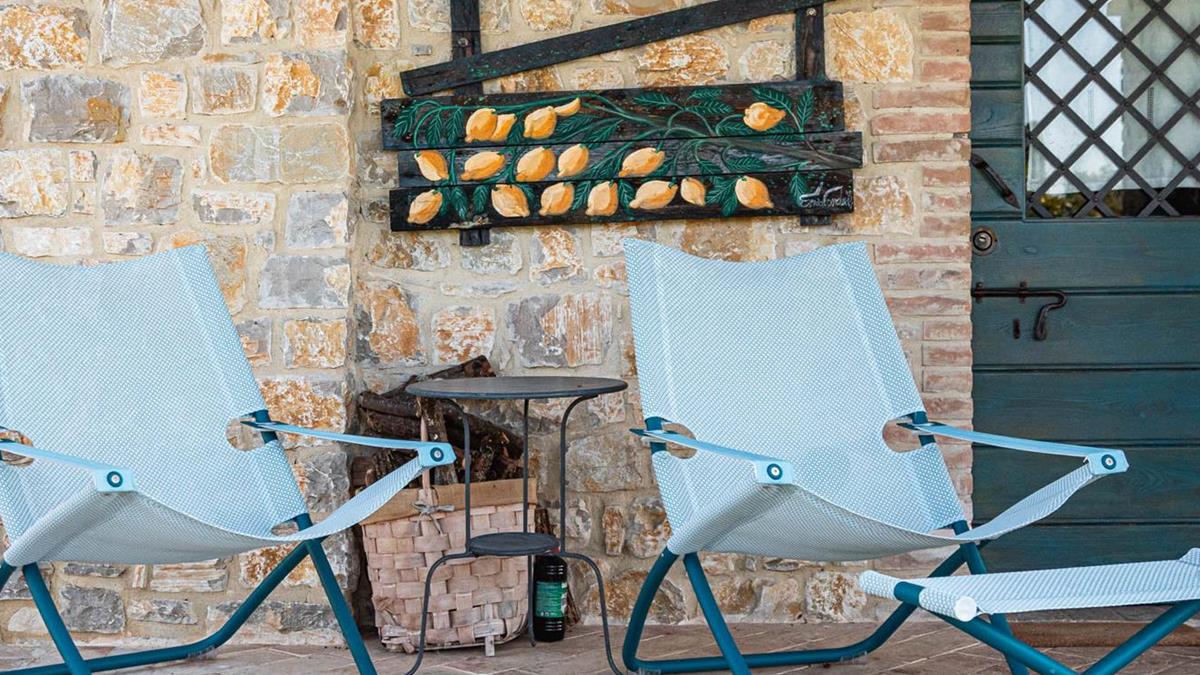 Casale Nocino - 
Piccolo casale di un piano
2 camere da letto con servizi
Cucina e soggiorno
Giardino
Portico
Piscina circolare con idromassaggio  3 mt. coperta in inverno
Barbeque
Forno a legna