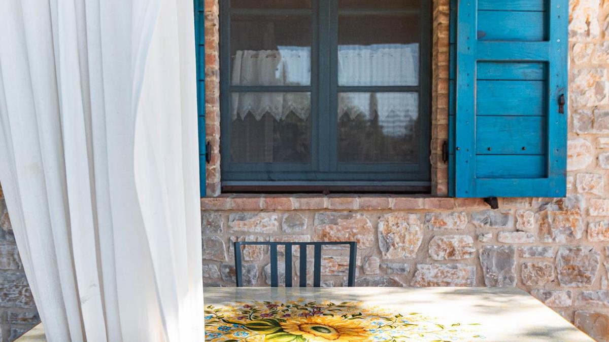 Casale Nocino - 
Piccolo casale di un piano
2 camere da letto con servizi
Cucina e soggiorno
Giardino
Portico
Piscina circolare con idromassaggio  3 mt. coperta in inverno
Barbeque
Forno a legna