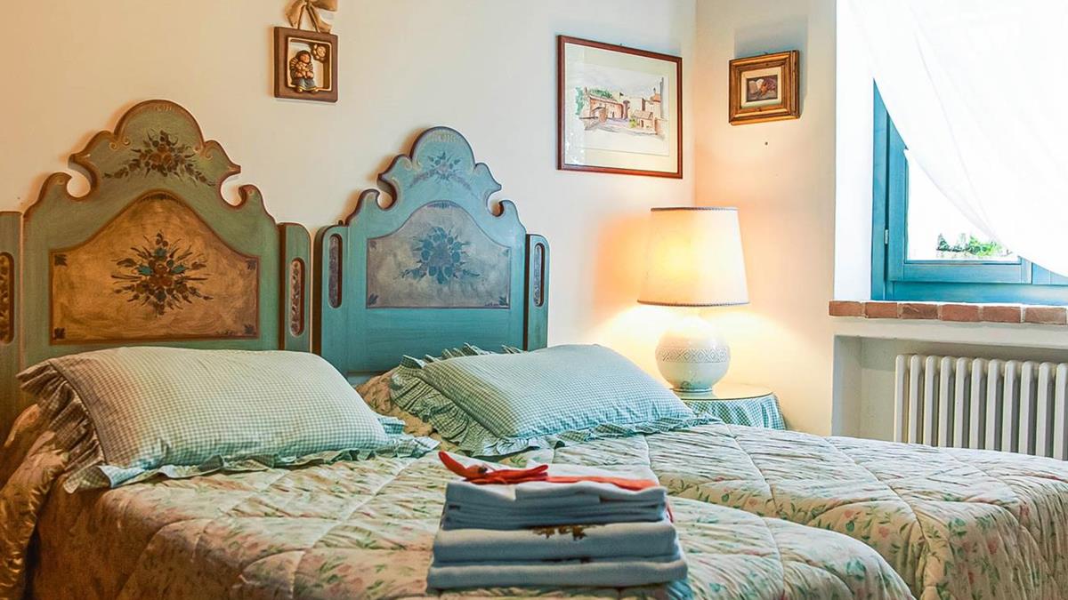 Casale Nocino - 
Piccolo casale di un piano
2 camere da letto con servizi
Cucina e soggiorno
Giardino
Portico
Piscina circolare con idromassaggio  3 mt. coperta in inverno
Barbeque
Forno a legna
