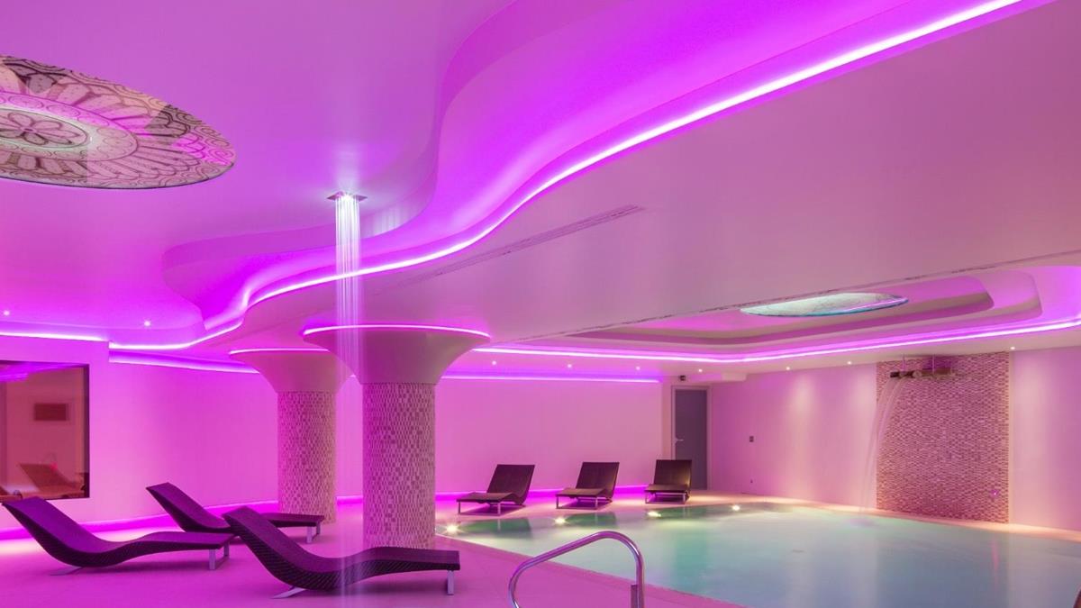 piscina interna riscaldata e vasche idro