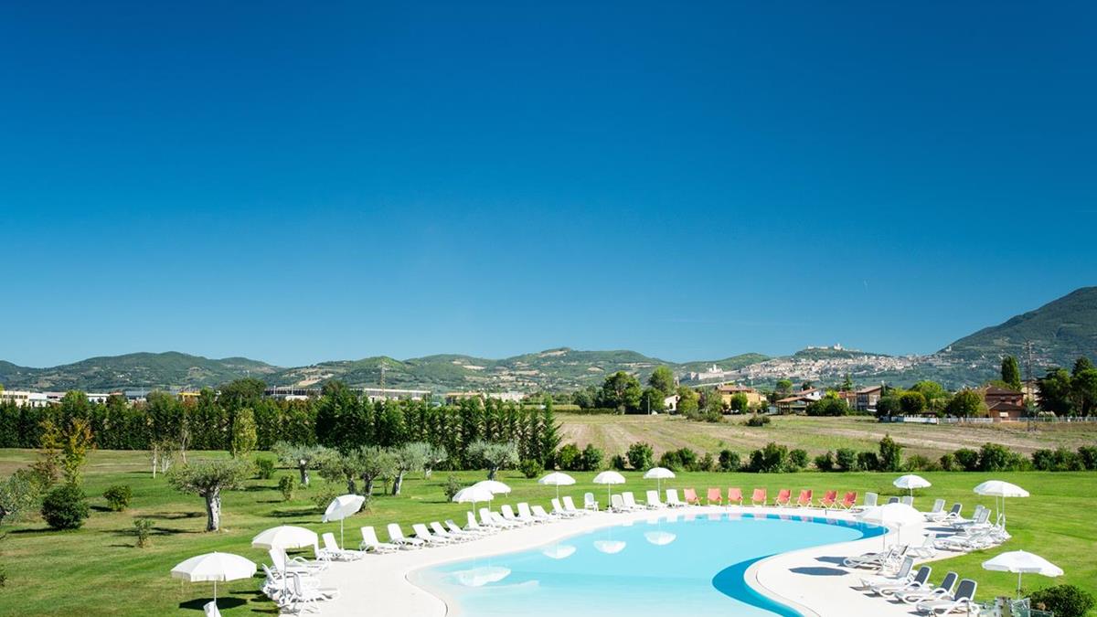 veduta aerea piscina hotel